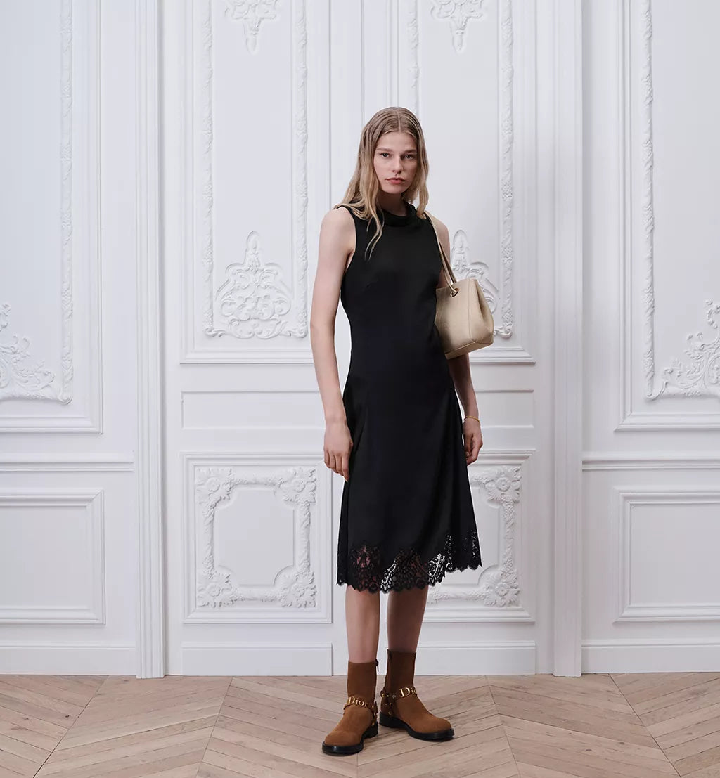 Robe Cache-Cœur en Crêpe Noir Fluide